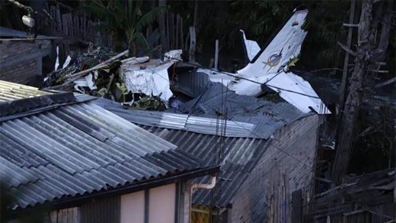 Al menos siete muertos al caer una avioneta sobre una casa en Colombia