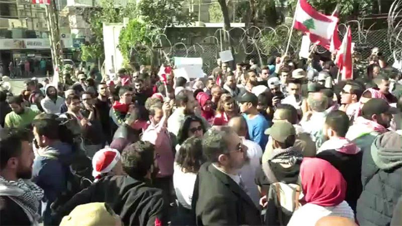 Protestas frente a la embajada de EEUU en Beirut contra la injerencia estadounidense