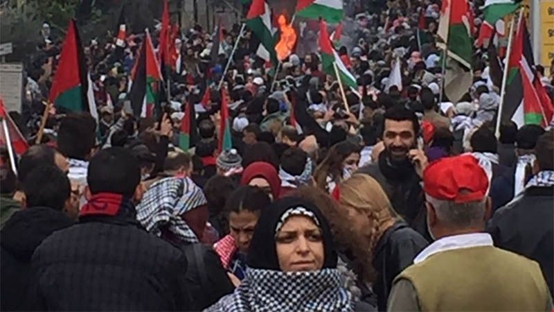 Manifestantes protestan ante la Embajada de EEUU en L&iacute;bano