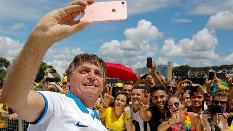 Bolsonaro se hace selfies con una multitud de ciudadanos en plena crisis del coronavirus