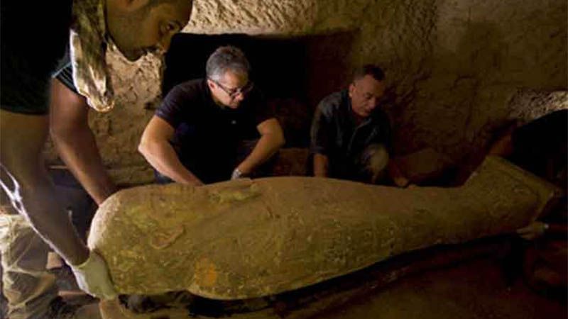 Hallan en Egipto más de una docena de ataúdes de dos mil 500 años