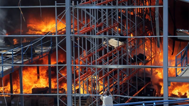 La cat&aacute;strofe del puerto de Beirut se repite: Gran incendio azota la zona franca