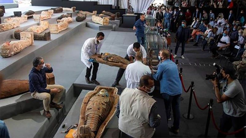 Confirman el hallazgo de un centenar de ata&uacute;des con momias en Egipto