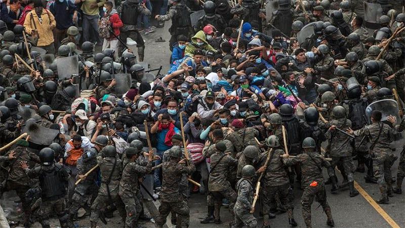 Guatemala frena y reprime con violencia la caravana migratoria procedente de Honduras