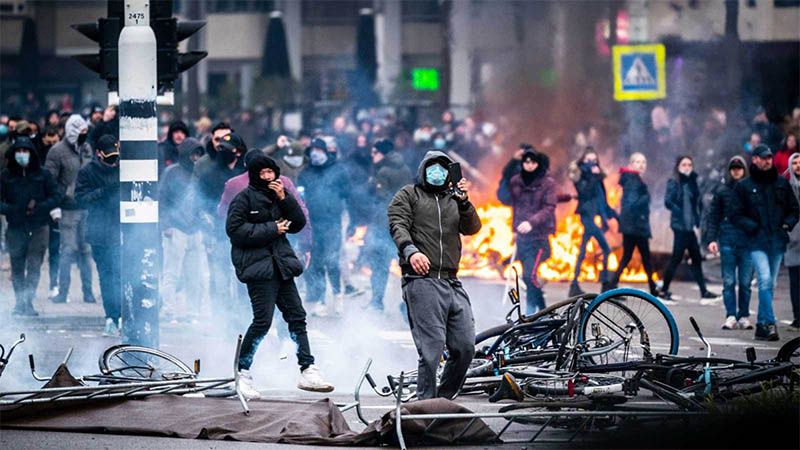 Segunda noche de disturbios por protestas contra toque de queda en Holanda