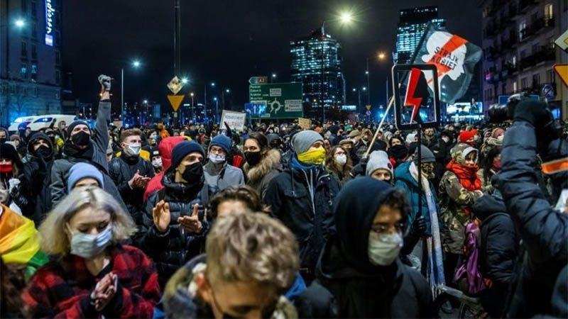 Miles de manifestantes protestan en Polonia por entrada en vigor de prohibici&oacute;n casi total del aborto