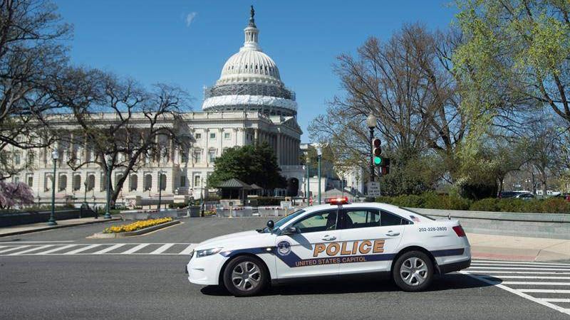 La Polic&iacute;a de EEUU detiene a un hombre armado cerca del Capitolio