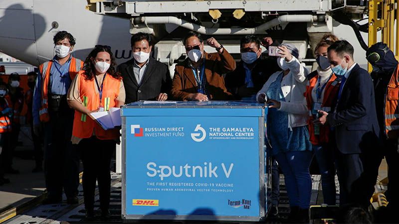 Bolivia recibe el primer lote de Sputnik V y anuncia inicio de vacunaci&oacute;n general