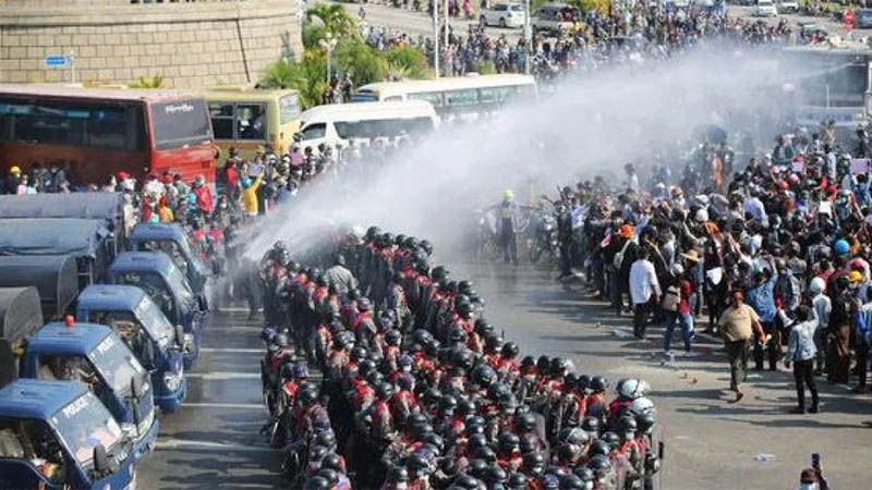 Birmania entre las manifestaciones contra el golpe y la ley marcial