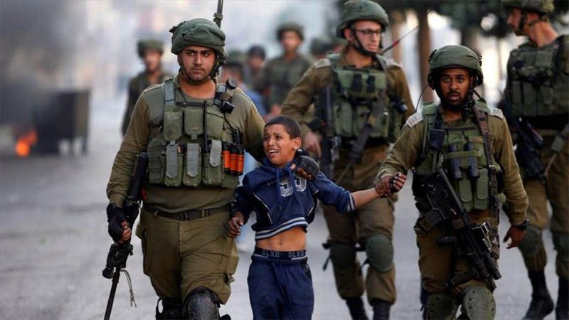 Fuerzas de la ocupación israelí detienen a dos niños de 6 y 8 años al noreste de Al-Quds