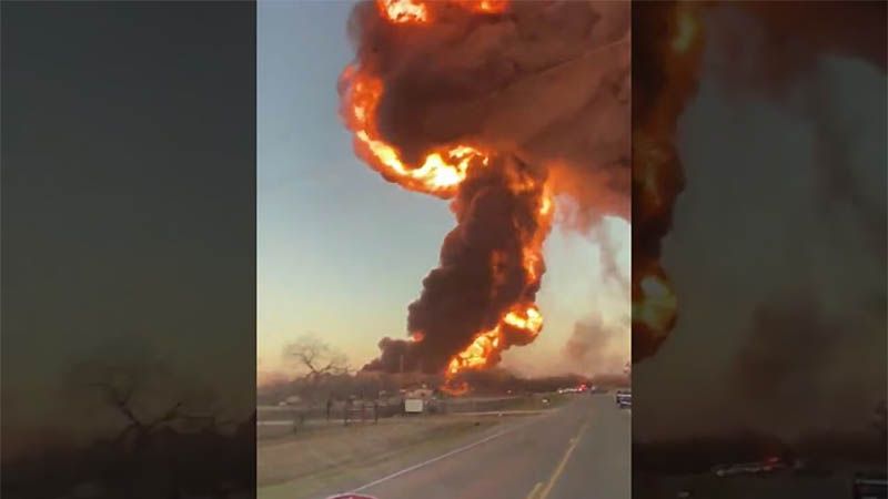 Fuerte explosi&oacute;n en Texas al colisionar un tren con combustible y un cami&oacute;n