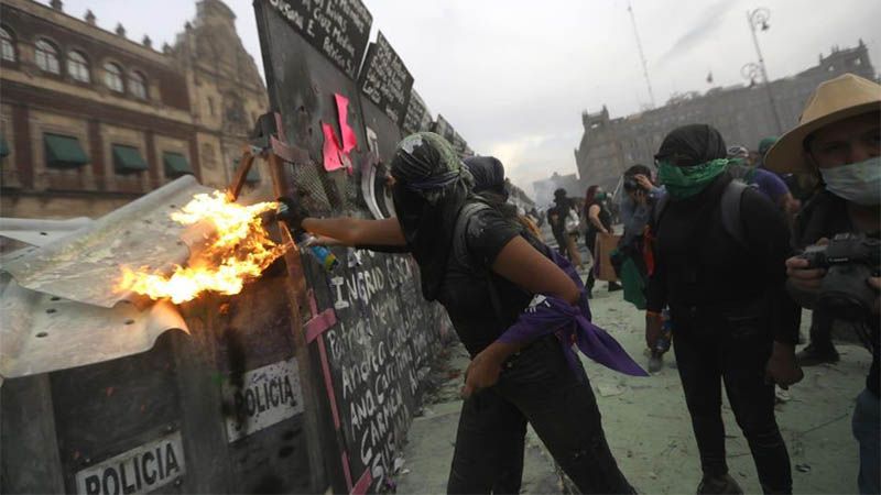 La marcha feminista en Ciudad de M&eacute;xico deja 81 mujeres heridas, 62 de ellas polic&iacute;as