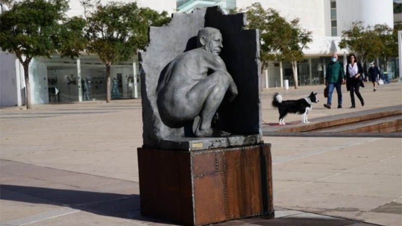 Colocan en Tel Aviv una estatua que representa a Netanyahu desnudo y defecando