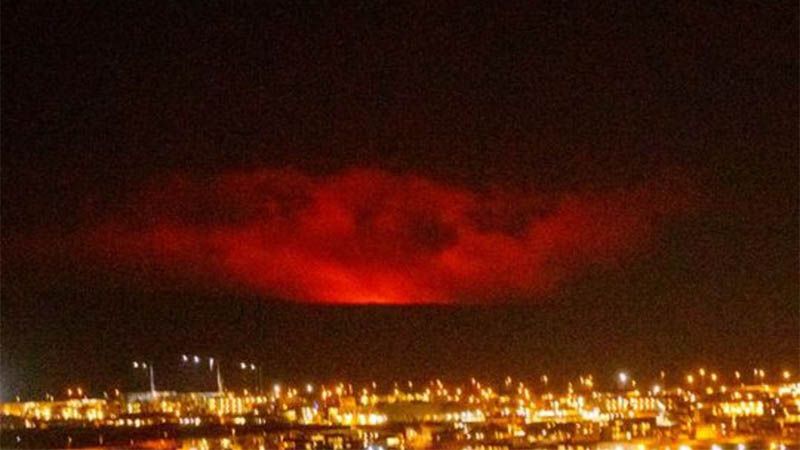 Una erupci&oacute;n cerca de la capital de Islandia deja un resplandor rojo en el cielo