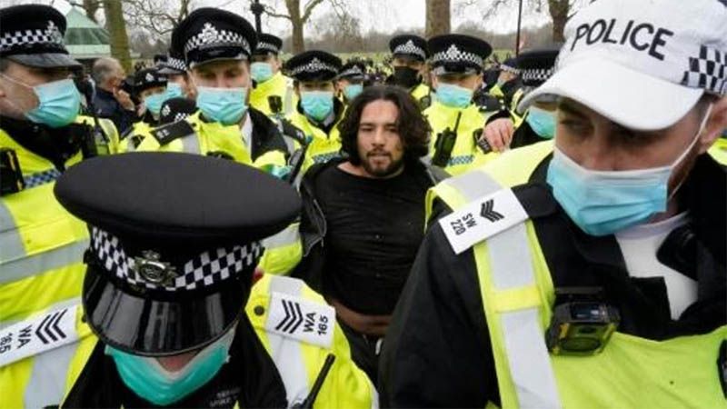 Decenas de detenidos y polic&iacute;as heridos en una protesta en Londres contra el confinamiento