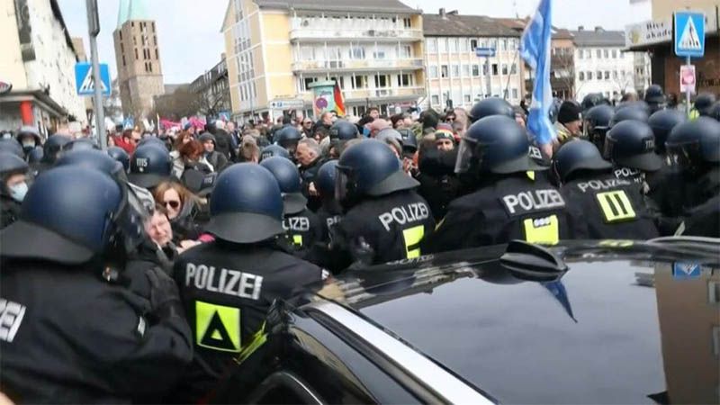 Enfrentamientos y detenciones en protesta por medidas anticovid en Alemania