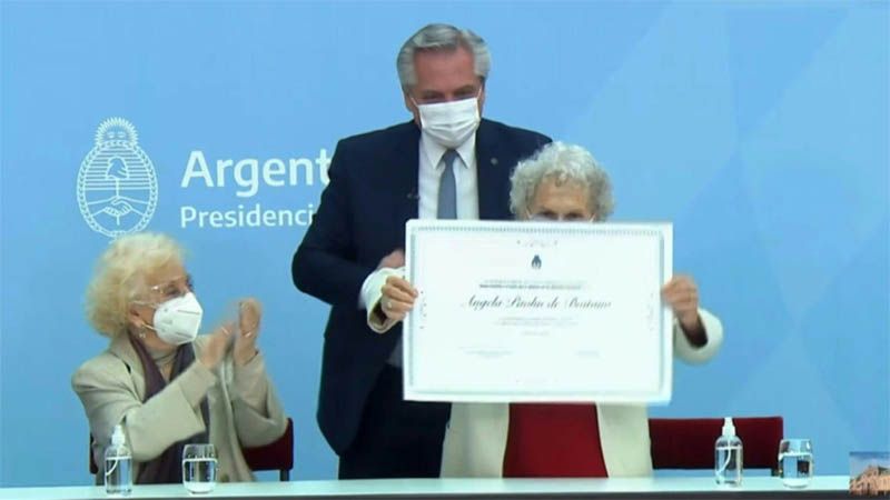 Presidente argentino rinde homenaje a Madres y Abuelas de Plaza de Mayo