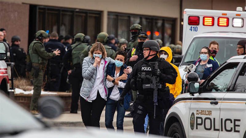 Biden pide prohibir la venta de armas de asalto en EEUU tras la matanza de Boulder