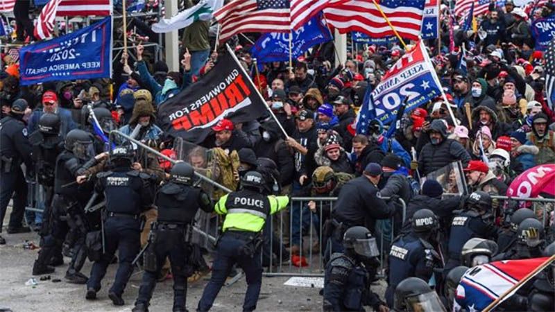 Dos polic&iacute;as demandan a Trump por el asalto al Capitolio en enero