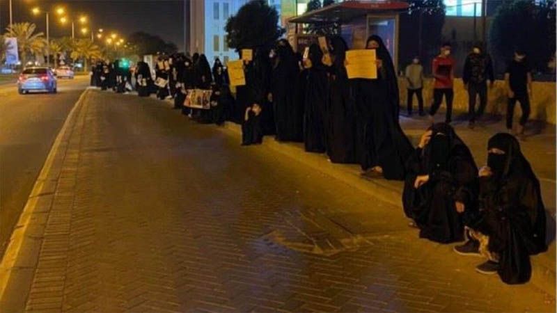 Madres de presos bahrein&iacute;es protestan contra cr&iacute;menes de Al Jalifa