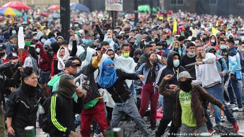 Un muerto en masivas protestas contra el gobierno de Iv&aacute;n Duque, en Colombia