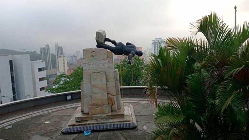 Colombianos derriban estatua de conquistador en medio de protestas