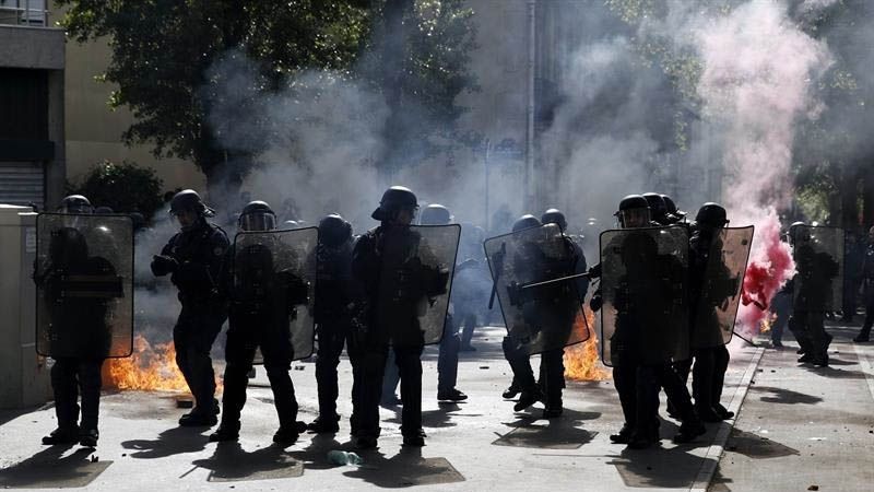 La Polic&iacute;a francesa lanza gases lacrim&oacute;genos contra las marchas del 1 de mayo