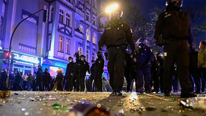 Casi 100 polic&iacute;as heridos y m&aacute;s de 300 detenidos el 1 de mayo en Berl&iacute;n