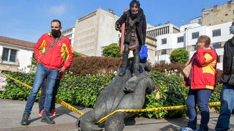 Ind&iacute;genas colombianos derriban estatua de conquistador espa&ntilde;ol en Bogot&aacute;