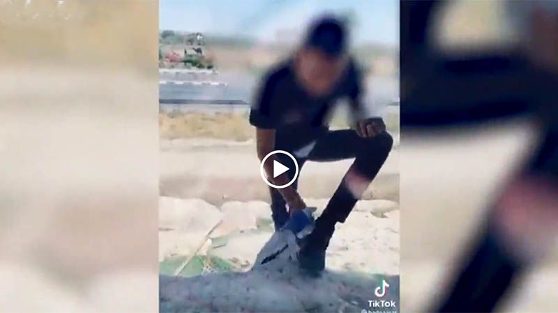 Un palestino es detenido por limpiar los zapatos con la bandera israel&iacute;