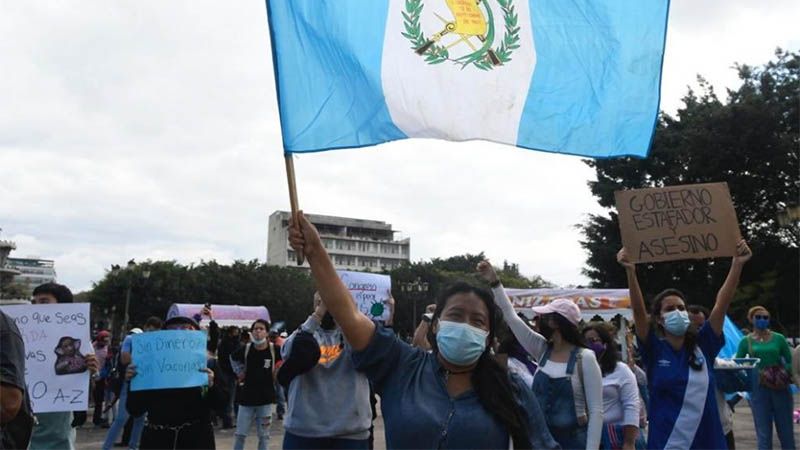 Manifestantes guatemaltecos toman las calles para exigir renuncia del presidente