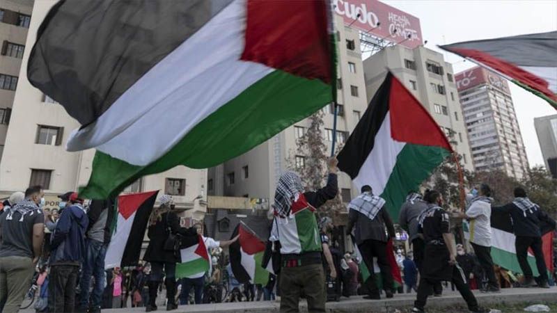 Manifestantes chilenos ondean la bandera palestina en protesta por el &ldquo;terrorismo israel&iacute;&rdquo;