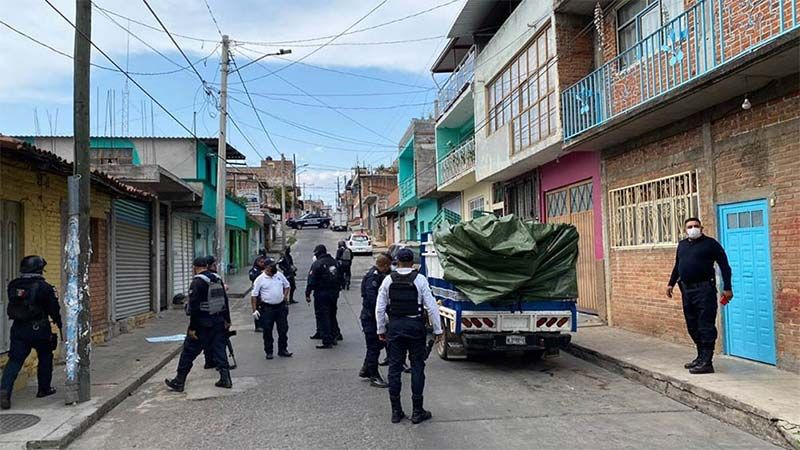 Encuentran nueve cad&aacute;veres en una camioneta abandonada en Michoac&aacute;n