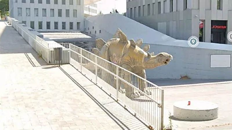 Descubren un cad&aacute;ver dentro de una estatua de dinosaurio en Barcelona