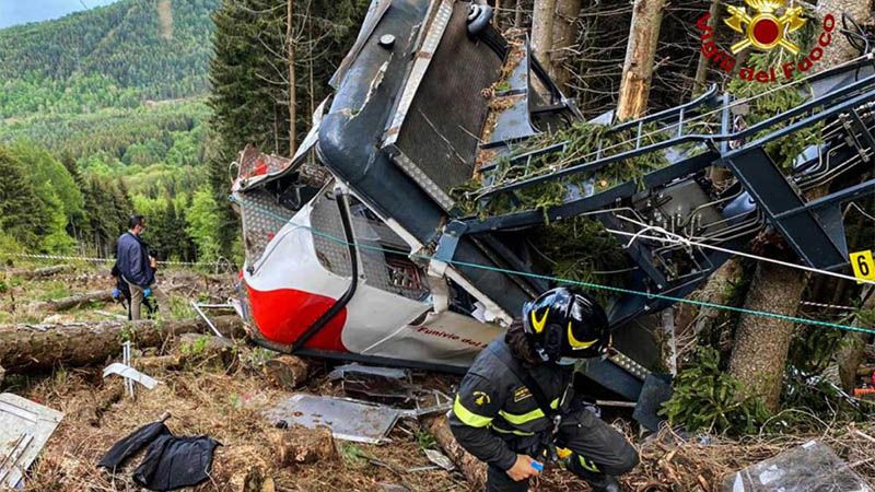 Ascienden a 14 los muertos al desplomarse un telef&eacute;rico en Italia