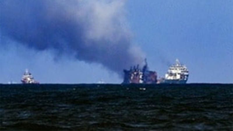 Portacontenedores incendiado frente a Sri Lanka &ldquo;se hunde&rdquo; lleno de combustible