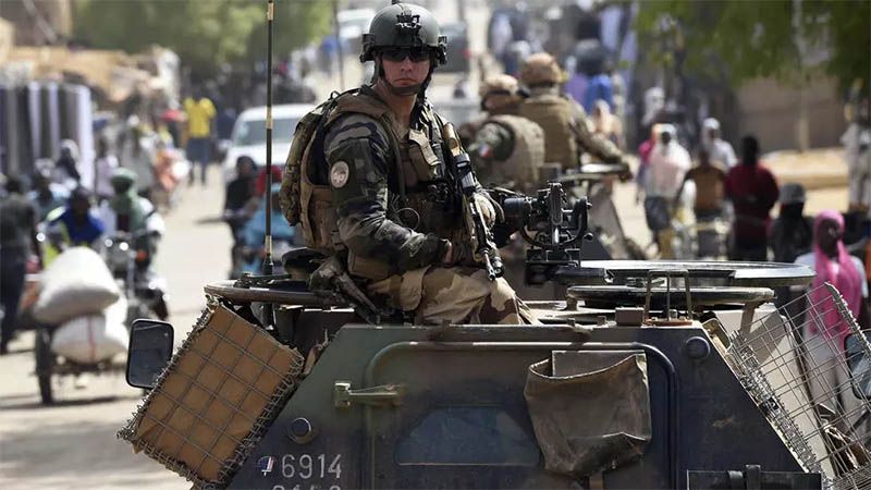 Francia suspende operaciones militares con Mali