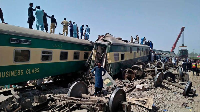 Decenas de muertos por un choque de trenes en el sur de Pakist&aacute;n