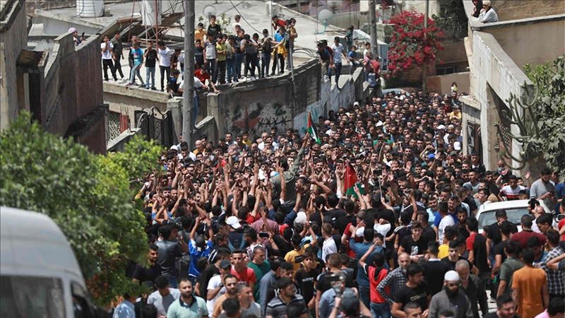 Cientos de personas asisten a funeral de joven palestino asesinado por soldados israel&iacute;es