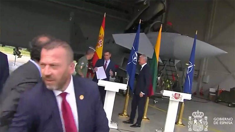 Una alerta por un avi&oacute;n ruso interrumpe la visita de S&aacute;nchez a base de la OTAN en Lituania