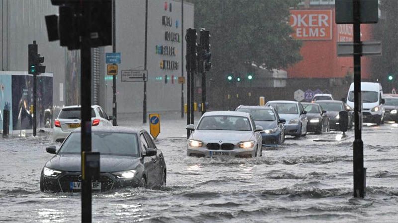 Caos en las calles de Londres por lluvias torrenciales