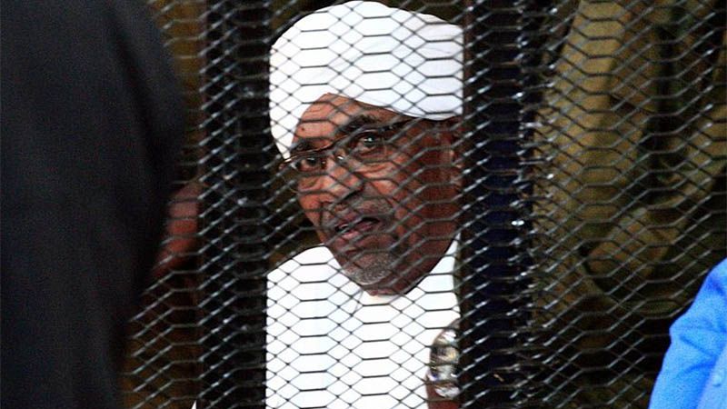 Sud&aacute;n decide entregar al expresidente Omar Al-Bashir a la Corte Penal Internacional