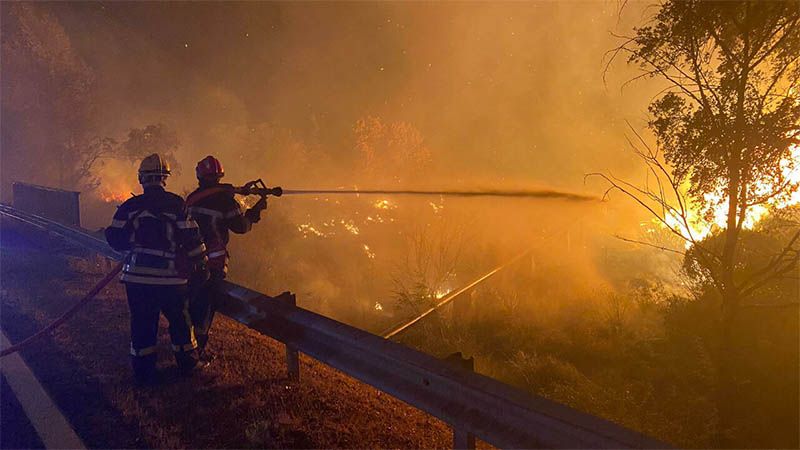 Miles de evacuados en la Costa Azul de Francia por incendio forestal