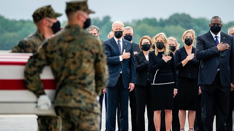 Biden recibió los restos de los 13 militares muertos en Afganistán