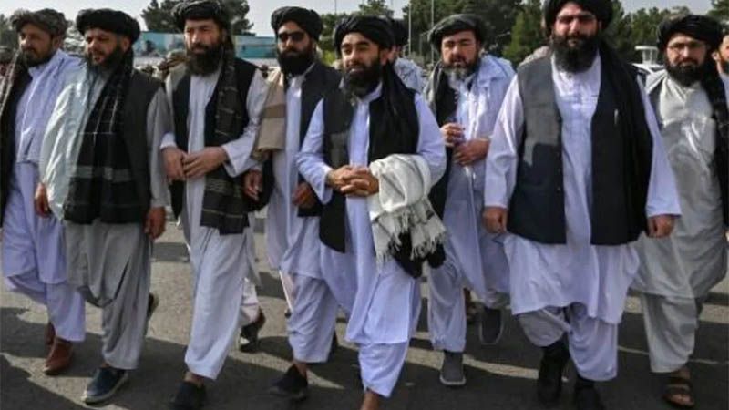 Los talibanes celebran su victoria en el aeropuerto de Kabul tras la retirada de EEUU