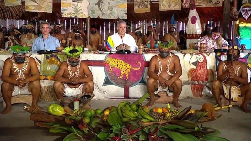 Polémica foto de Duque con indígenas desata una lluvia de críticas