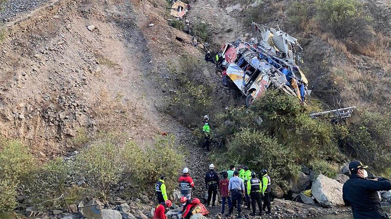 Suben a 33 los muertos en autobús que se estrelló y cayó a barranco en Perú