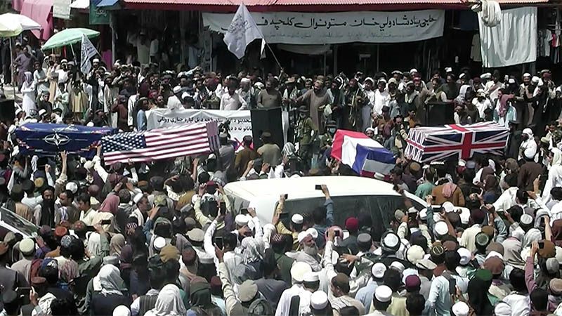 Los talibanes celebran su victoria con un desfile de ataúdes de Francia, EEUU y Reino Unido
