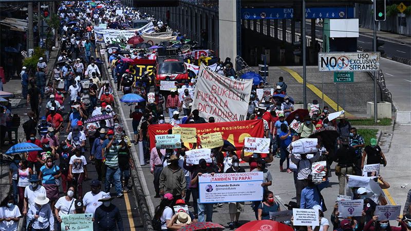 Masiva protesta contra Bukele y sus pol&iacute;ticas en El Salvador