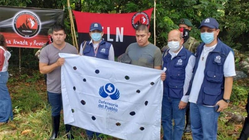 Anuncian la liberación de dos militares colombianos secuestrados por el ELN